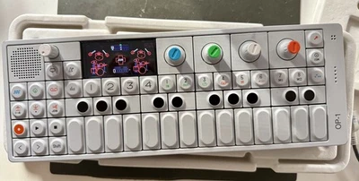 Teclado sintetizador portátil Teenage Engineering OP-1 OG - blanco Foto 1 de 3