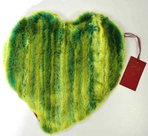 Wärmflasche aus Webpelz- Marke Uhle - Herz Form Füllmenge 1.3 Liter- Farbe grün - Bild 1 von 3