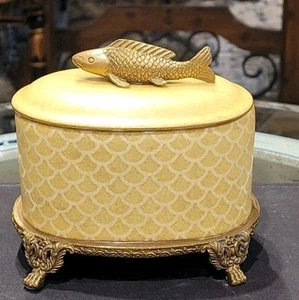 Caja de porcelana con tapa de pez chino Feng Shui con acento Ormolu de bronce - Imagen 1 de 7