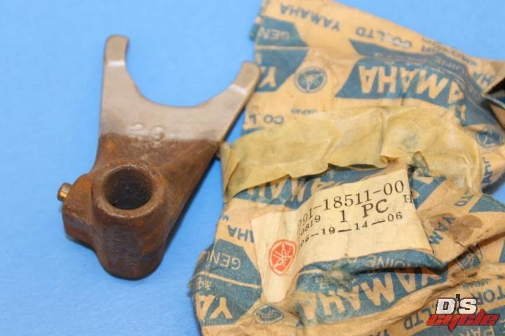 NOS Yamaha Shift Fork DT2 DT3 RT1 RT2 RT3 YZ250 YZ360 291-18511-00-00 - Image 1 of 1