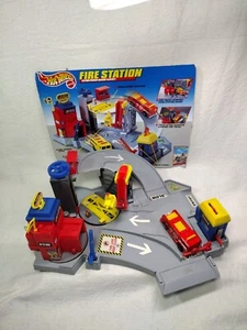 Vintage Hot Wheels Fire Station Playset 89857 2000 With Fireman And Truck Works - Picture 1 of 17