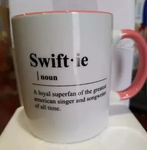 Taylor Swift Swiftie Tazza Caffè Eras Tour Merchandise Rosa NUOVA - Foto 1 di 8