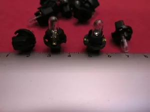 73 Miniatur Lampe Glühbirne & Steckdose 1,2 Watt Keil 12/14 Volt T1-3/4 0,08 A Menge. von 5 - Bild 1 von 3