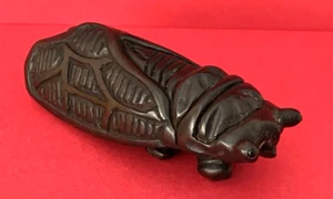 Dunkler Buchsbaum handgeschnitzt CICADA NETSUKE Perlenaugen 2,5" signiert - Bild 1 von 6