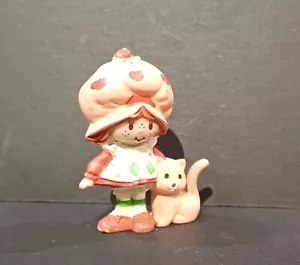 CHARLOTTE AUX FRAISES / FIGURINE PVC / 5CM / AVEC SON CHAT - Foto 1 di 1