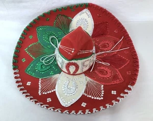 Sombrero con motivo de herradura rojo verde y blanco con lentejuelas y trenzado - Imagen 1 de 8
