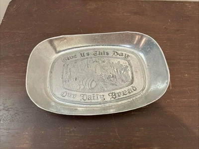 Bandeja plato vintage Wilton Armetale RWP peltre "Danos este día nuestro pan diario" Foto 1 de 4