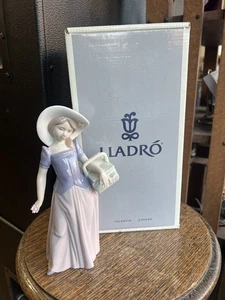 Vintage Lladró #06489 "Pequeña Costurera" Porzellan Figur mit Box & Heft - - Bild 1 von 16