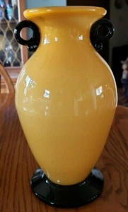 Vaso vintage in vetro venini murano giallo con manici neri alto 10 1/4 - Foto 1 di 6