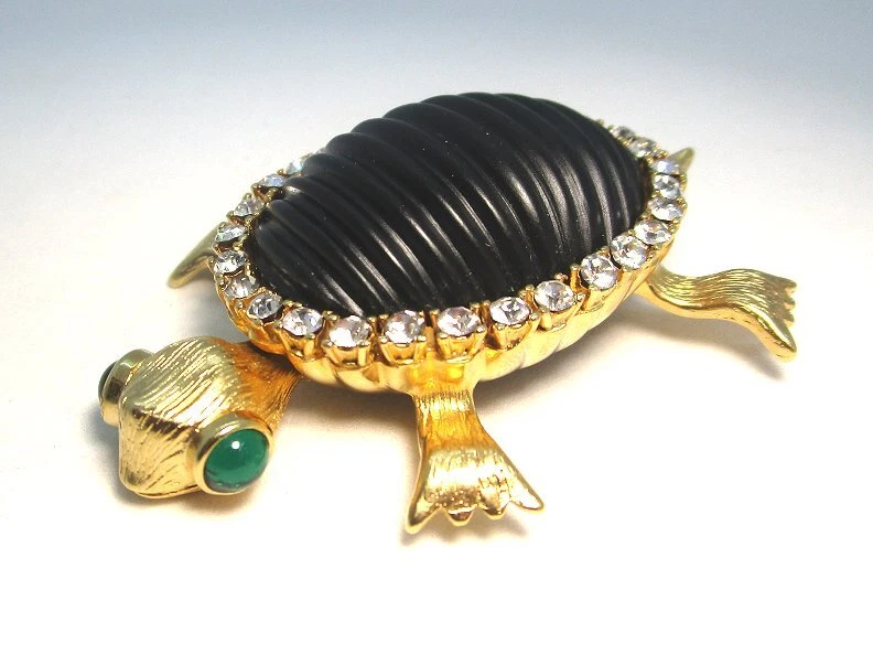 Broche de tartaruga ERWIN PEARL com cabeça móvel placa de ouro e vidro 30,5 gramas 2 1/2” - Imagem 1 de 4