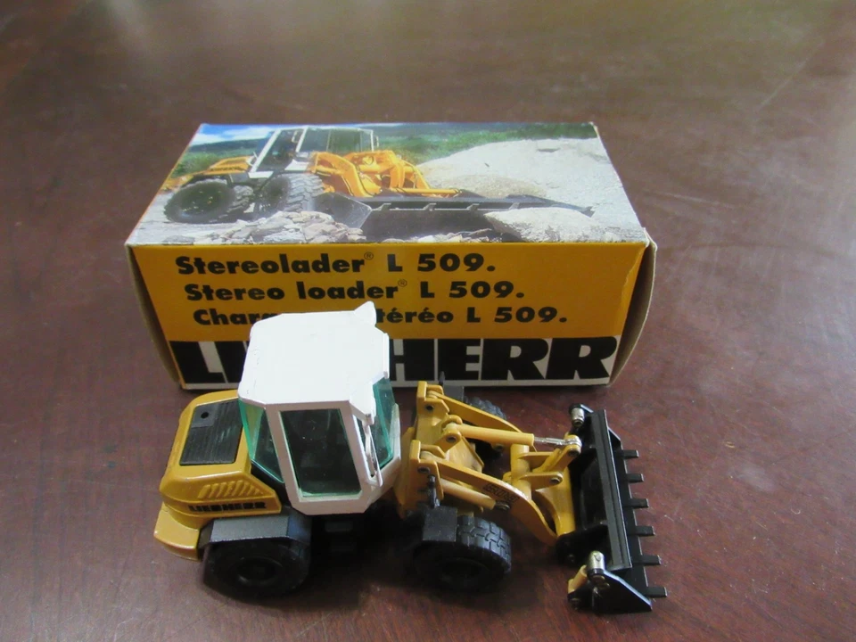 Cargador estéreo NZG LIEBHERR ESCALA 1/50 L509 - NUEVO EN CAJA Foto 1 de 4