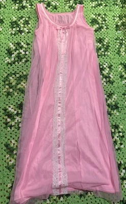 Sears Rosa Bebé Muñeca Vestido Nylon Encaje Talla 36 Clásico Pin Up Sexy Mod Retro De Colección Foto 1 de 4