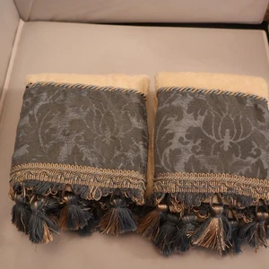 Zwei (2) Croscill Designer Handtücher - Blau/Goldrand und Quasten - Bild 1 von 5