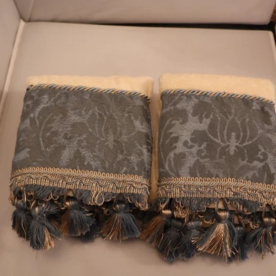 Dos (2) toallas de mano de diseño Croscill - adornos y borlas azules/doradas Foto 1 de 4