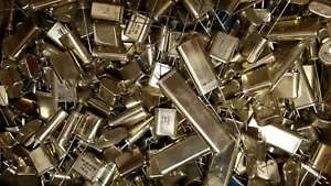 Lote de más de 100 cristales de cuarzo surtidos KHz y MHz NUEVOS raros únicos vintage jamón Xtal - Imagen 1 de 12