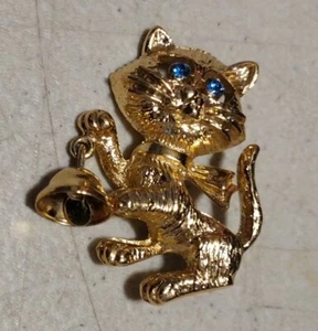 Broche de campana para gato tono dorado con ojos de estrás azul retro Avon vintage - Imagen 1 de 3