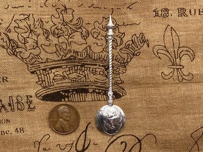 非常罕见的浮雕飞球棒纯银莫特式盐勺 — 第 1/2 张图片