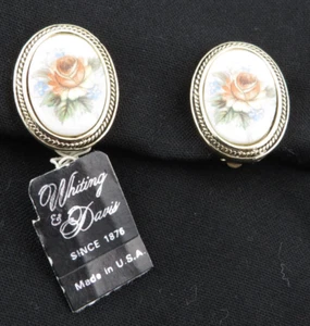 De colección. Pendientes de clip Whiting & Davis pintados a mano de cerámica flor rosa tono dorado - Imagen 1 de 21