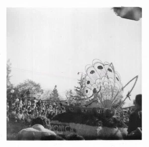 LOTE DE 2 FOTOS ENCONTRADAS instantánea bw FINALES 50 PRINCIPIOS 60 ROSE PARADE 26 50 B - Imagen 1 de 2