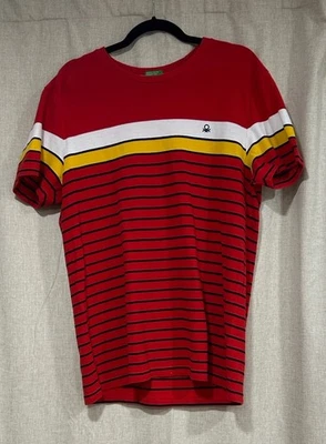 Camiseta deportiva de cuello redondo Benetton a rayas en bloques de colores roja amarilla Preppy para hombre Foto 1 de 4