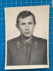 Soldadura militar hombre niño gabinete gay retrato BW foto URSS soviética vintage #7738 - Imagen 1 de 3
