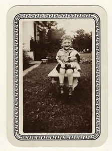 PORTRAIT EINES KLEINEN JUNGEN UND SEINES STOFFTIERES UND SEINES LÄCHELNS VON OHR ZU OHR - Bild 1 von 3