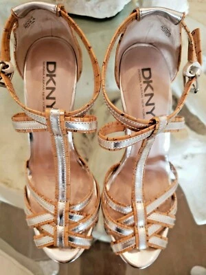 САНДАЛИИ НА ПЛАТФОРМЕ DKNY LINDA С НЕСКОЛЬКИМИ РЕМЕШКАМИ МЕТАЛЛИК ЛАКИРОВАННАЯ КОЖА ПРОБКОВЫЙ КЛИН 38,5 - Изображение 1 из 4