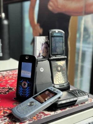 Motorola collection V3, V3i, L6 silver, L6 black, E1000 - Image 1 of 4