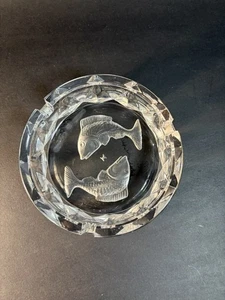 Kunstglas Aschenbecher mit astrologischen Fische Fisch Schild schön 4,25" Durchmesser - Bild 1 von 17
