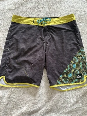 Pantalones cortos de natación Quicksilver AG 47 para hombre talla 36 gris amarillo vuelo seco Foto 1 de 4