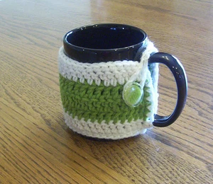 Acogedora taza de café de ganchillo blanco y verde aguacate - Imagen 1 de 3