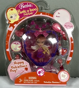 2008 Barbie Peek-a-Boo Petites Happy Valentine's Day Sweetheart Squad Puppe-Neu - Bild 1 von 2