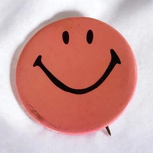 Vintage 60er rosa lachs Smiley Happy Face Smile orange 60s Ära Pin Button - Bild 1 von 2