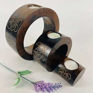 Handgeschnitzter runder Nestkerzenhalter aus Holz mit Schildkröten- & Blumendesign - Bild 1 von 10