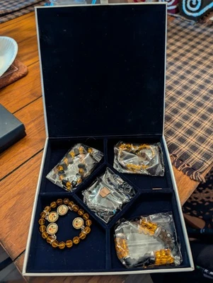 Pittsburgh Steelers Juego de 5 Brazaletes Caja Nuevo en Caja Negro y Amarillo Cuentas con Logotipos Foto 1 de 4