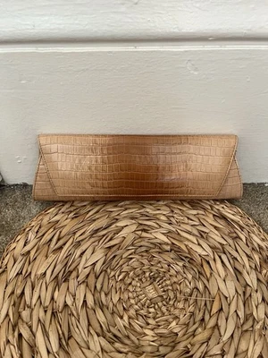 Kenneth Cole beige ombre cocodrilo en relieve largo hot dog clutch cierre solapa Foto 1 de 4