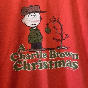 Camiseta A Charlie Marrón Navidad Cacahuetes Mediana Roja Verde Manga Corta - Imagen 1 de 5