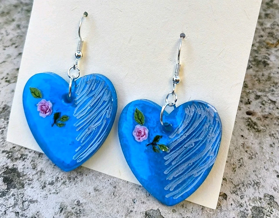 Orecchini pendenti cuore azzurri con roselline in resina e gancio in argento 925 - Immagine 1 di 2
