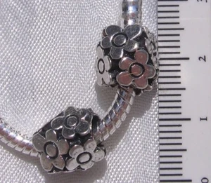 LOT DE 2 CHARMS PERLES ANNEAUX FLEURS ARGENTE 10mm trou 5mm COMPATIBLE *E20 - Picture 1 of 1