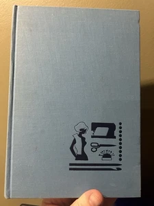 Kalle Margarete Mit Massband Nadel Garn und Schere Deutsches Nähbuch - Bild 1 von 4
