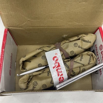 Комплект керамических передних дисковых тормозных колодок Brembo P56107N для Nissan Pathfinder 2013-2019 годов выпуска - Изображение 1 из 4