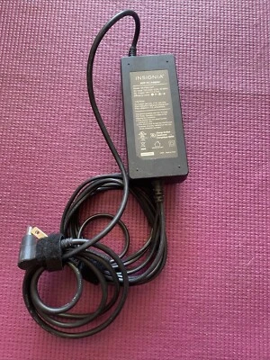 Insignia Universal 90W Laptop Charger for Acer, HP, Lenovo, Dell NS-PWLC591 - Image 1 of 4