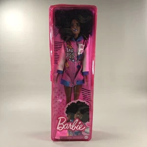 Barbie Fashionista Bambola #156 Brunette Afro con Labbra Blu e Paura Abito Cappotto Senza Cappotto - Foto 1 di 9