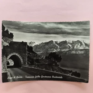 LAGO DI GARDA - TRAMONTO SULLA GARDESANA OCCID. CARTOLINA BIANCO E NERO USATA - Foto 1 di 2