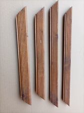 Lot de 4 anciennes et larges  baguettes strié en bois sculpté - années 1970