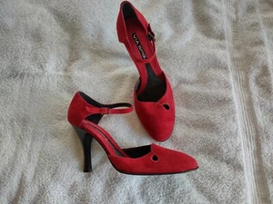 NUEVOS $221 Via Spiga Tacones de Cuero Tacones de Gamuza Roja Zapatos Talla 9.5 Medianos M WOW - Imagen 1 de 6