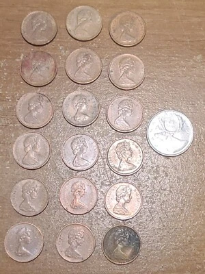 Lot Of 19 Queen Elizabeth II Canada 1 Cent Pennies 1 Quarter 1970s  - Image 1 of 2