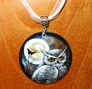 Pendant Eurasian eagle-owl GREY OWL Russian Hand Painted White Lip SHELL signed - Picture 1 of 12