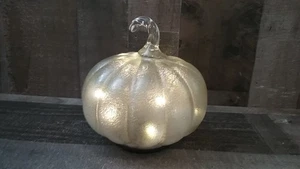 Vintage mundgeblasene Milchglas eingebaute LED Lichter Kürbis 6,5"x7" - Bild 1 von 5