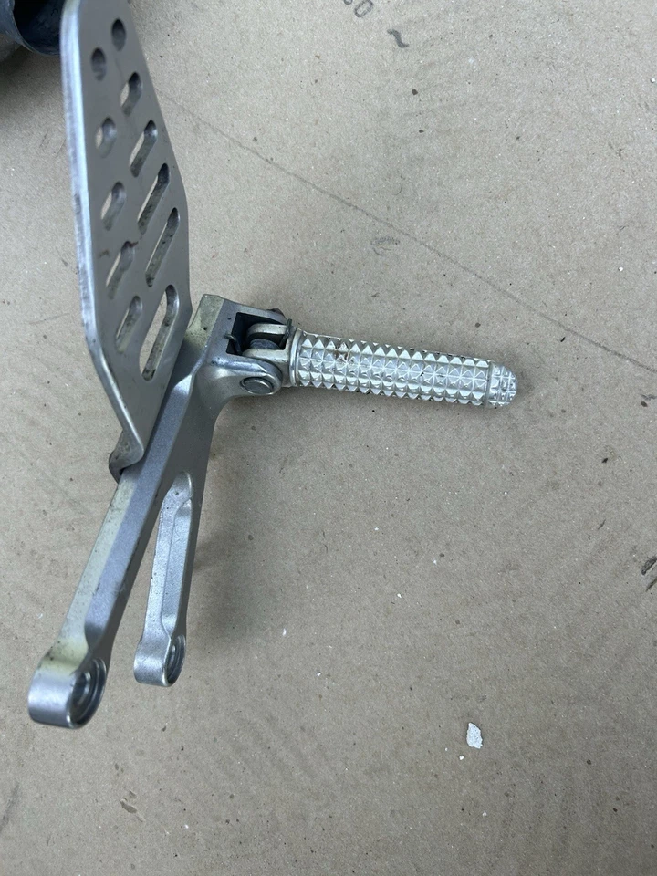 06-07 Yamaha R6 YZFR6V R6R передняя левая опора для ног колышек 2C0-27451-00-00 - Изображение 1 из 1